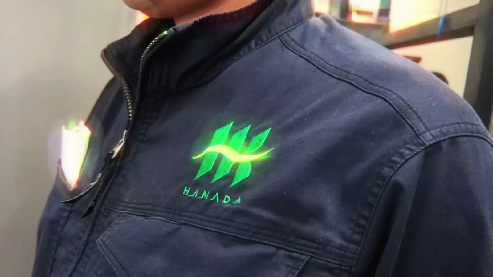 HAMADAのロゴが入った作業服を着用した、高知の医療ガス設備の技術者